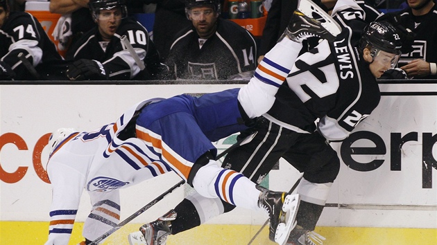 Ale Hemský z Edmontonu padá po zákroku Trevora Lewise z Los Angeles.