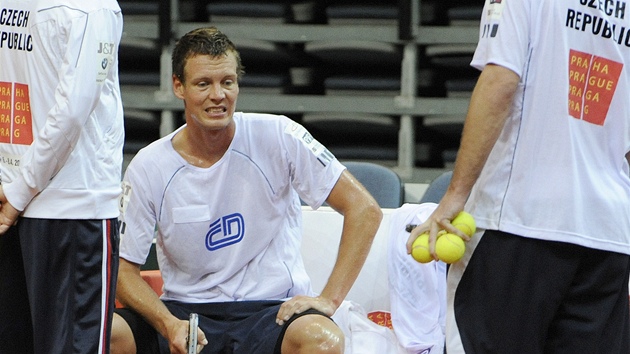 P�ÍPRAVA. Tomá� Berdych odpo�ívá p�i tréninku p�ed daviscupovým zápasem proti
