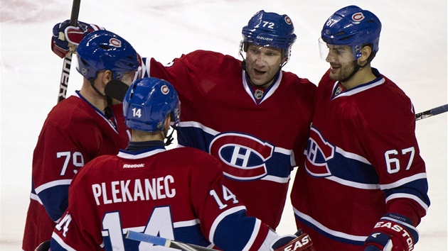 Hokejisté Montrealu slaví jeden z pti gól, které nastíleli Tamp. U dvou