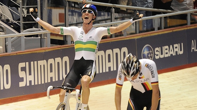 Raduje se vít�z bodovacího závodu na 40 kilometr� Cameron Meyer z Austrálie.