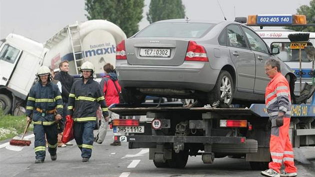 Volvo řízené Ladislavem Lubinou (na odtahovém voze) způsobilo hromadnou nehodu u Trotiny na Královéhradecku. Narazil do kamionu, který se pak v protisměru střetl s dodávkou řízenou Vratislavem Lokvencem starším, jenž zahynul.  (24. 7. 2008)