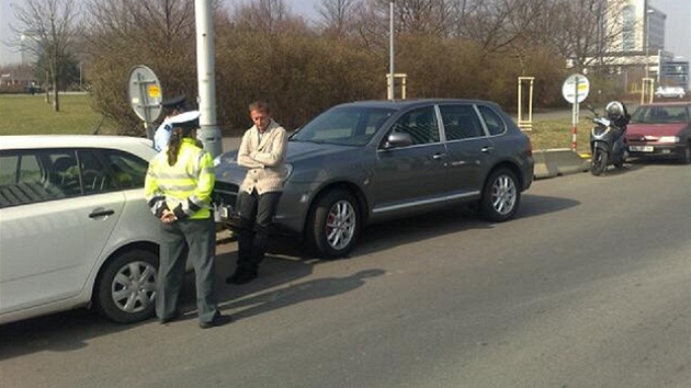 Pražský lobbista a podnikatel Roman Janoušek stojí u svého Porsche Cayenne poté, co havaroval opilý. (23. března 2012)