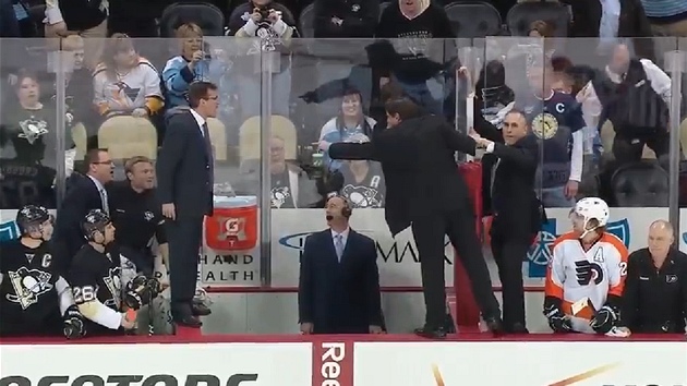 POPEROU SE? Trenér Philadelphie Peter Laviolette (vpravo) vylezl na mantinel,