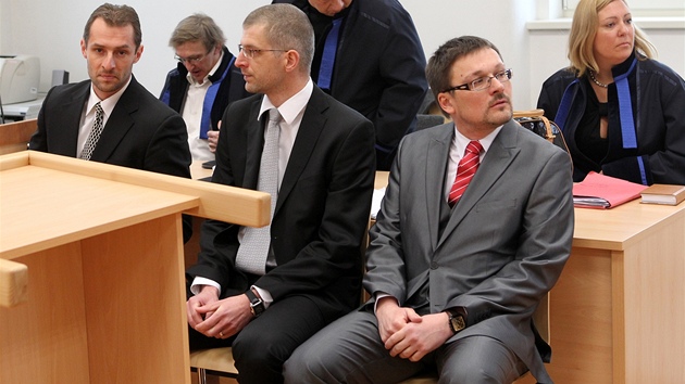 Ivan Padělek (vlevo) a lékaři Ladislav Čepera (uprostřed) a Michal Kašpar čelí obvinění z pojišťovacích podvodů.