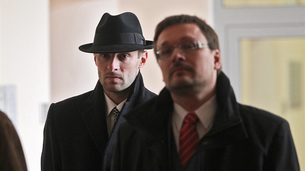 Ivan Padělek (v klobouku) a lékař Michal Kašpar čelí obvinění z pojišťovacích podvodů.