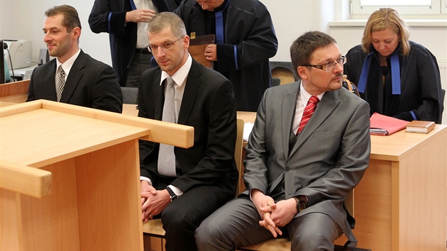 Ivan Padělek (vlevo) a lékaři Ladislav Čepera (uprostřed) a Michal Kašpar čelí obvinění z pojišťovacích podvodů.
