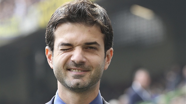 NOVÝ KOU�. Andrea Stramaccioni pózuje fotograf�m p�ed svým prvním utkáním v