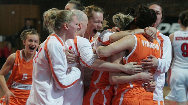 POSTUPOVÁ RADOST. Basketbalistky V� Praha jásají po postupu do ligového