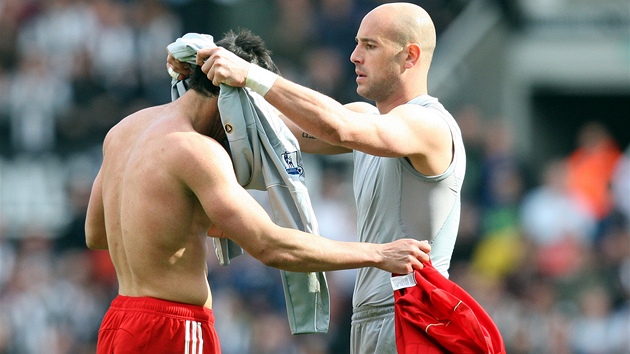 VMNA DRES. Ovem u bhem utkn, vylouen brank Pepe Reina (vpravo) pedv svj trikot Josmu Enriquemu, parkovi z Liverpoolu. 