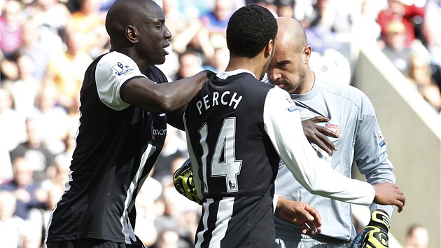 RÁNA. Liverpoolský branká� Pepe Reina (vpravo) trefuje Jamese Perche z...