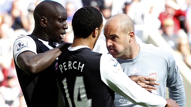 CO P�IJDE? Pepe Reina se p�ipravuje k úderu, liverpoolského gólmana se od...