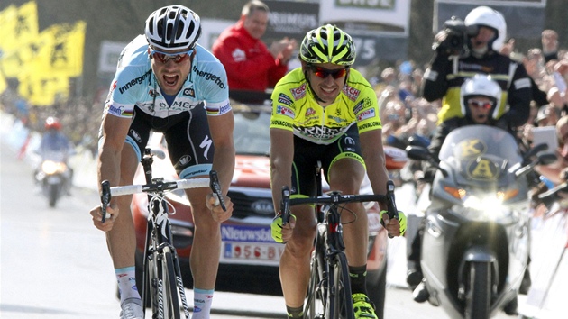 FINI. Belgick cyklista Tom Boonen (vlevo) vjd jako prvn do cle v Oudenaarde, nsleduje ho stbrn Filippo Pozzato.