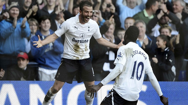VYZRÁLI JSME NA N�. Rafael van der Vaart, zálo�ník Tottenhamu (vlevo), oslavuje