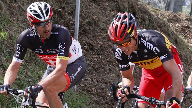 BOLESTIV ZVOD. vcarsk cyklista Fabian Cancellara (vlevo) se trp v zvod Kolem Flander, ze kterho po pdu nakonec odstoupil.