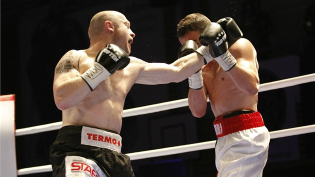 ZÁSAH. eský boxer Luká Konený (vlevo) zasahuje v zápase o titul WBO v lehké