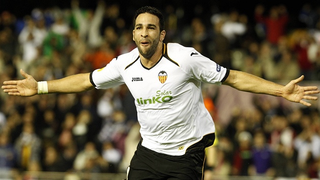 ST�ELEC Z OBRANY. Adil Rami, stoper Valencie, slaví jednu ze svých branek ve