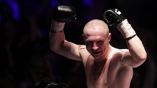 MÁM TO! Boxer Luká Konený se raduje z titulu profesionálního mistra svta.