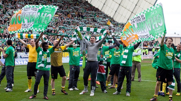 OSLAVY. Fotbalist Celtiku Glasgow se raduj, vysokou vhrou nad Kilmarnockem si zajistili ligov titul.
