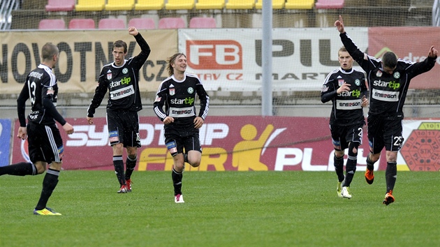 Fotbalisté Píbrami se radují z jednoho ze ty gólu do sít Jablonce.