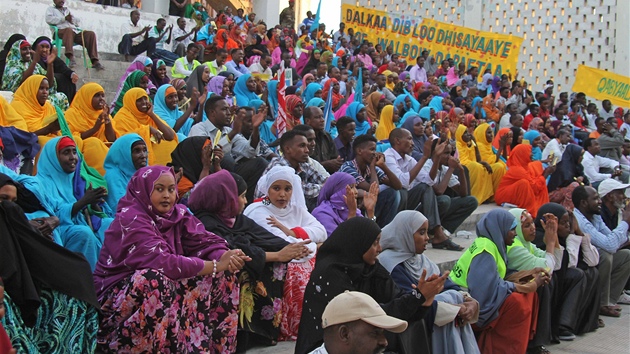 Plné divadlo. Somálci sledují pedstavení v znovuoteveném národním divadle