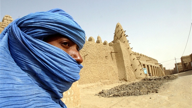 Tuareg stoj na archivnm snmku ped starobylm Timbuktu v Mali (19. bezna 2004) 