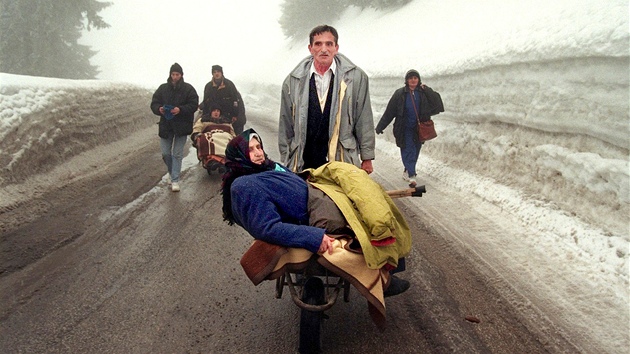 Rodina kosovskch Albnc prch ped Srby do ern Hory (zima 1999)