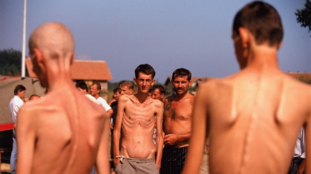 Vyhublí bosentí a chorvattí válení zajatci v táboe u bosenské Trnopolje...