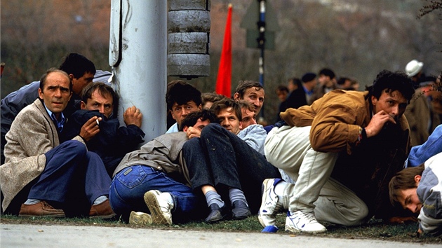 Bosané se bhem mírové demonstrace v Sarajevu kryjí ped stelbou odstelovae...