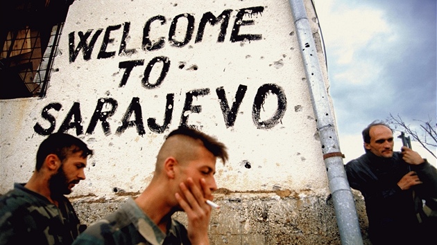 Bosentí vojáci odpoívají pod nápisem "Vítejte v Sarajevu" bhem boj o hlavní...