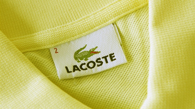 Trika s límekem Lacoste zakoupená v prosinci v e-shopu Zoot