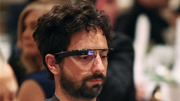 Spoluzakladatel Googlu Sergey Brin u testuje zázrané brýle, které moná
