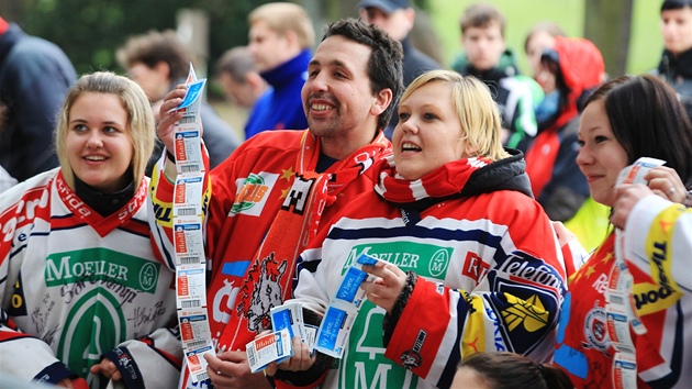 Fanouci, kteí vystáli frontu na zaátku prodeje vstupenek na finále hokejové