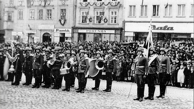 Před prodejnou Baťa kdysi mašírovali i Hitlerovi vojáci.