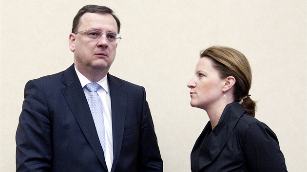 Premir Petr Neas (ODS) s vicepremirkou Karolnou Peake (VV) ped zahjenm jednn vldy. Vci veejn pohrozily odchodem z kabinetu. (4. dubna 2012)