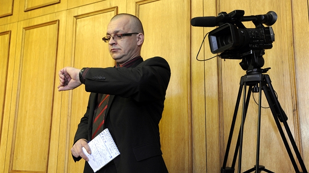 Jaroslav krka u Obvodnho soudu pro Prahu 5, kde pokraovalo hlavn len v kauze dajn korupce ve vldn stran Vci veejn (4. dubna 2012)