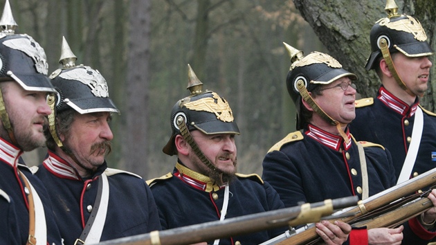 Historické jednotky p�edvedly v josefovské pevnosti ukázku bitvy z roku 1864,...