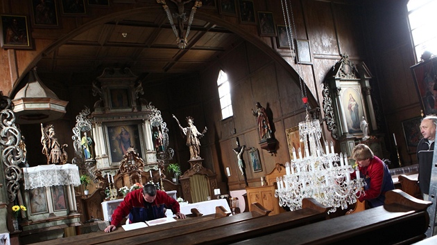 V kostelíku v Liberku u Rychnova nad Kněžnou instalovali nový křišťálový lustr. (4. dubna 2012)