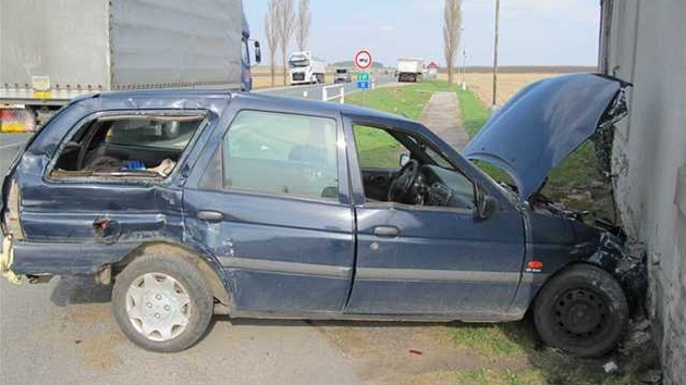 První nehoda na silnici 1/11 u Lhoty pod Libčany. 