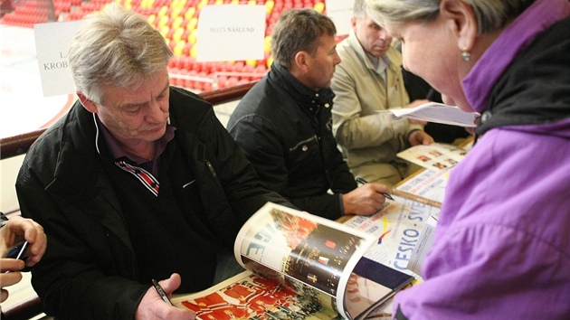 Autogramiáda hokejových legend v Jihlav. Na snímku védský trenér Lundmark.