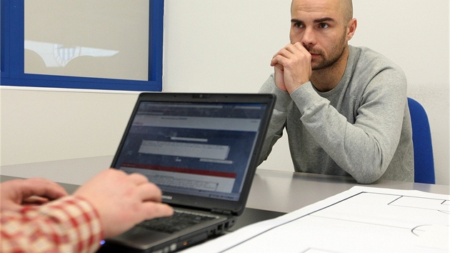 Liberecký fotbalista Jan Nezmar p�emý�lí nad odpov�dí pro �tená�e b�hem on-line