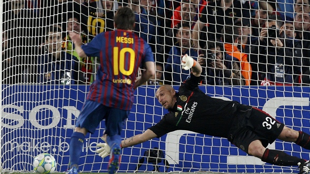 Klíový moment zápasu, ekl milánský záloník Seedorf; rozhodí Kuipers trestá Nestu (vlevo) za penaltový faul na Busquetse, z následné penalty skóroval Messi a Barcelona vedla 2:1.