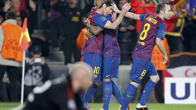 Messi prom�nil druhou penaltu a slaví se spoluhrá�i, milánský branká� Abbiati