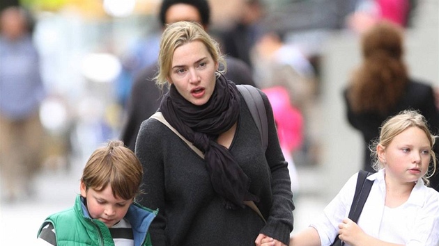 Kate Winsletov, jej syn Joe a dcera Mia (2010)