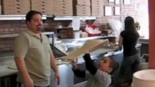 Táta a zárove majitel pizzerie nauil svého sedmiletého syna, jak udlat pizza...
