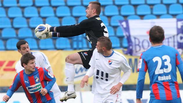 MÁM. Branká� Baníku Ostrava David Pietrzkowicz stahuje mí� p�ed plze�ským