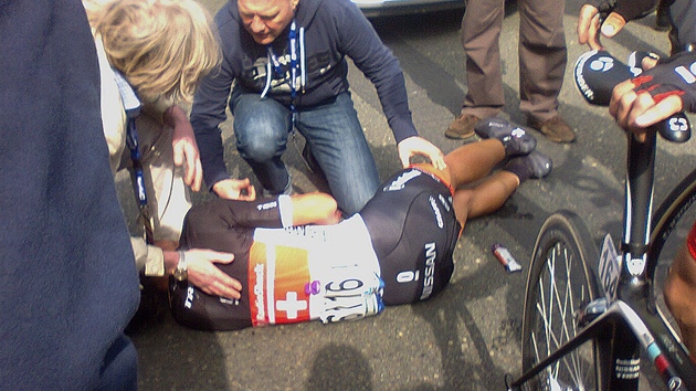 PO PÁDU. Takhle skonil Fabian Cancellara pi závodu Kolem Flander. Kvli
