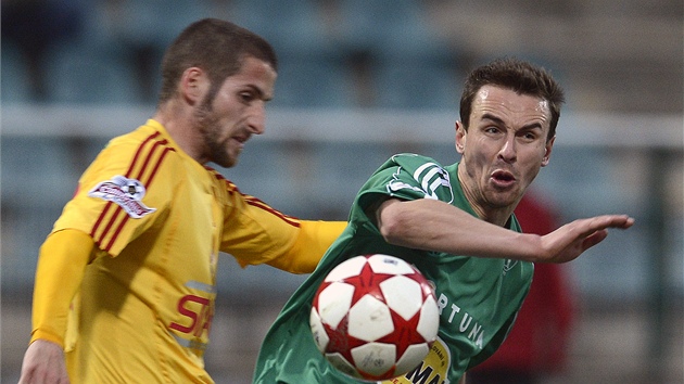 TVRDÝ SOUBOJ. Petr Malý z Dukly Praha (vlevo) a Jan Moravec z Bohemians 1905