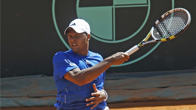 POZORNÝ POHLED. Franocuzský tenista Jo-Wilfried Tsonga bojuje bhem tvrtfinále