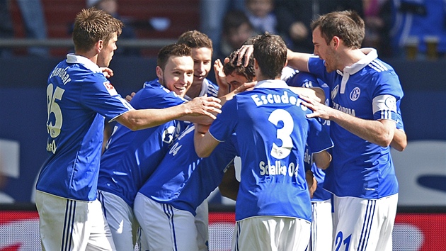 A JE TAM. Fotbalisté Schalke 04 se radují z gólu.