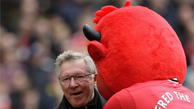 HODN TST, SIRE. Maskot Manchesteru United peje trenrovi Alexi Fergusonovi, aby jeho tm vyhrl.
